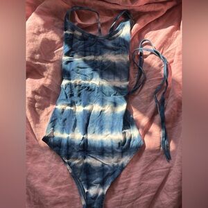 TANGLED KISS BODYSUIT - blue tiramisu
